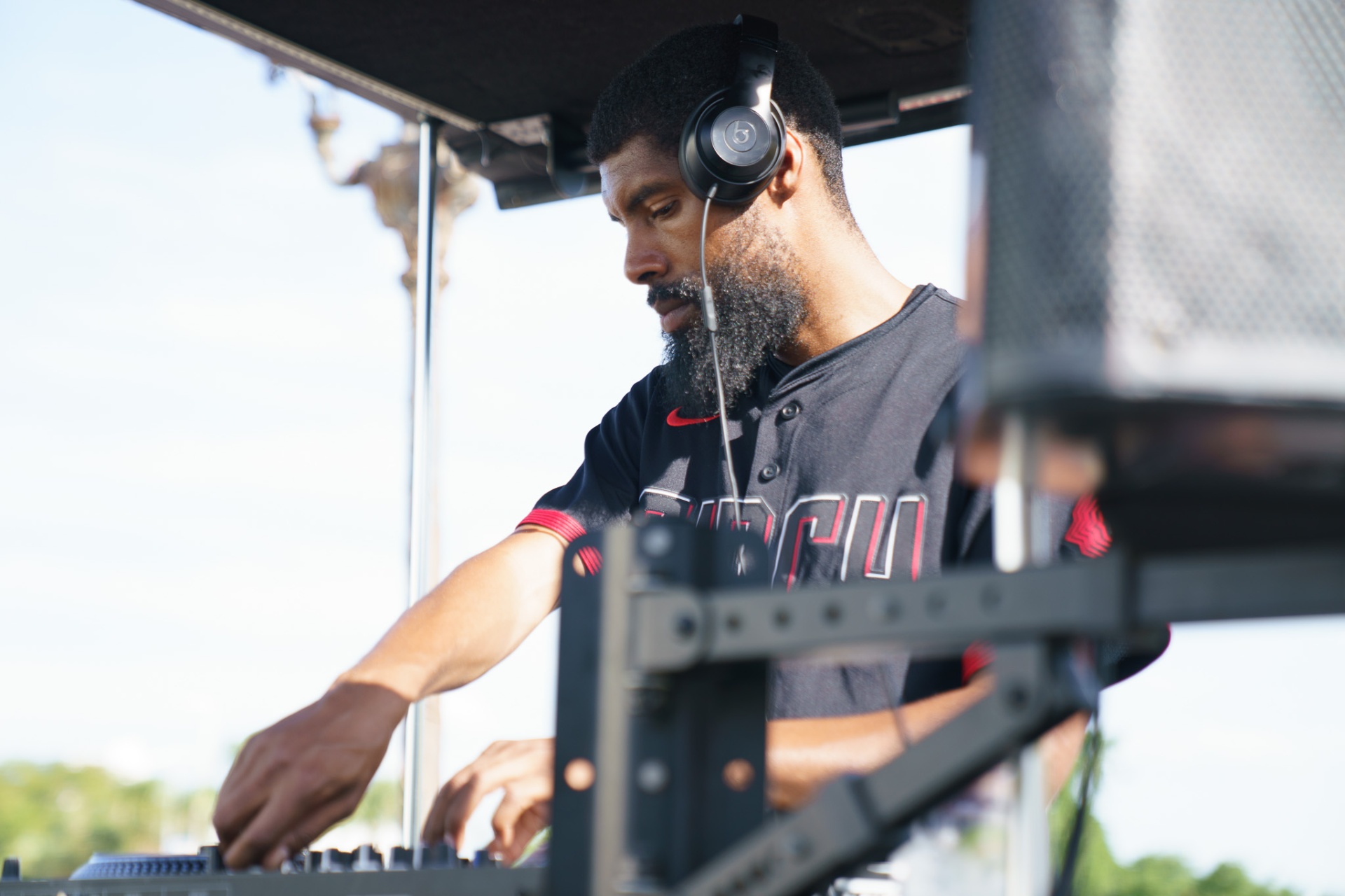 Kick Lee performing live